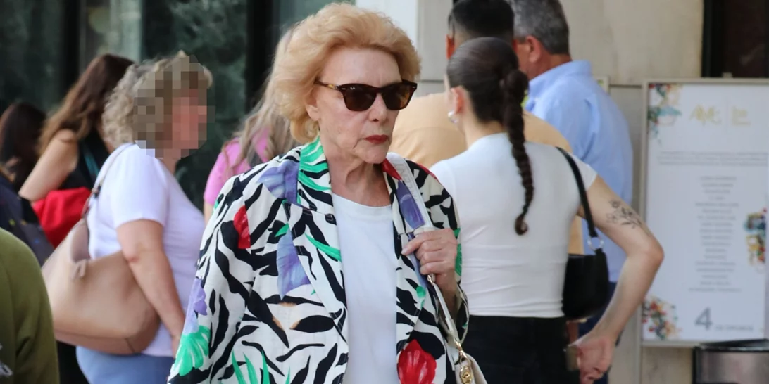 Η Μάρω Κοντού υιοθέτησε το απρόσμενο χρώμα μαλλιών που "αφαιρεί" χρόνια από το πρόσωπο