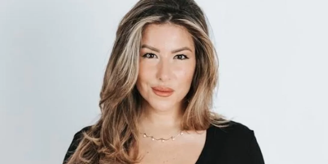 Αναστασία Γιάμαλη | Με cropped top και σακάκι με μοτίβο pied de poule σε μία μοντέρνα εκδοχή του office attire