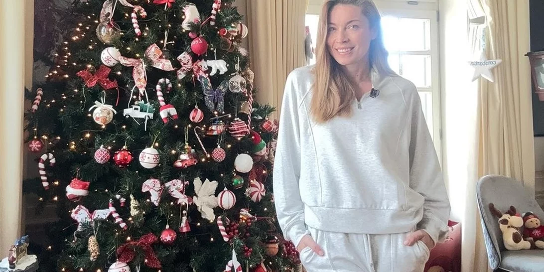 Η Μαριέττα Χρουσαλά ποζάρει μπροστά στο πανύψηλο χριστουγεννιάτικο δέντρο | Σαν να βγήκε από παραμύθι