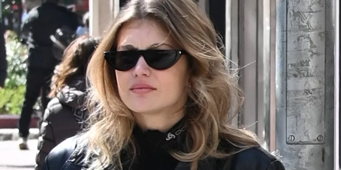 Η Κλέλια Ανδριολάτου με total black look σε οικογενειακή βόλτα