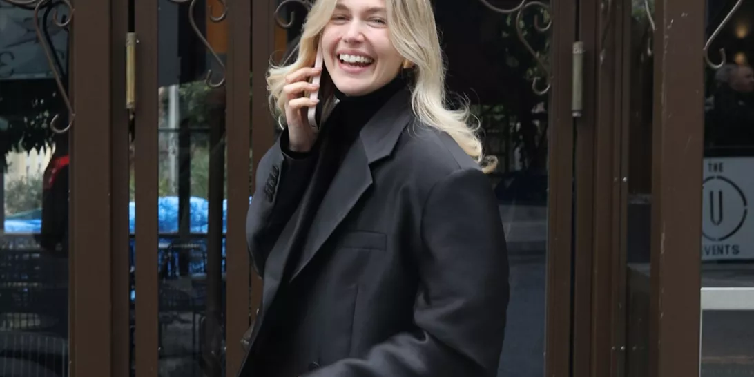 Η Κλέλια Ανδριολάτου φόρεσε με έναν πολύ ''φρέσκο'' τρόπο το λευκό παντελόνι αυτή την εποχή