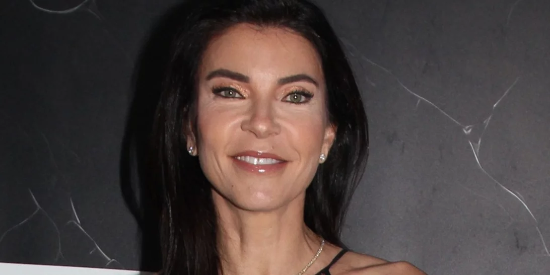 Καλλονή και με μακριά μαύρα μαλλιά | Η Ανέζια Καμπουρίδη στο πλευρό της Μαρίνας Βερνίκου & του Μίλτου Καμπουρίδη