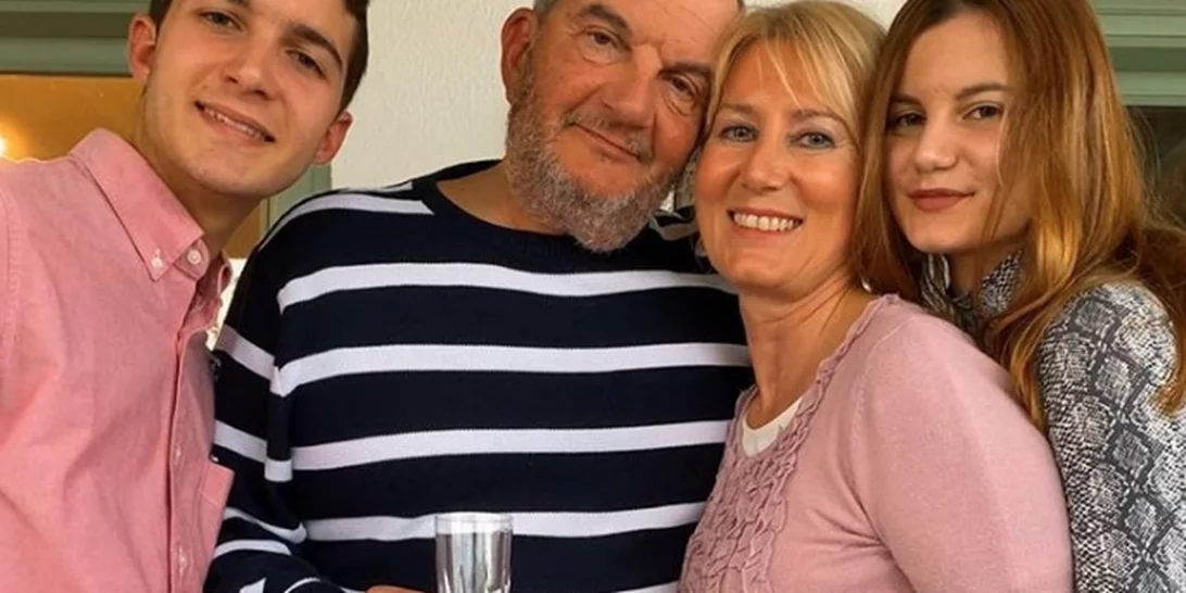 "Άνοιξαν" το σπίτι τους στη Ραφήνα | Η Νατάσα Παζαΐτη ποζάρει με red velvet δημιουργία και ο Κώστας Καραμανλής με κοστούμι (εικόνες)