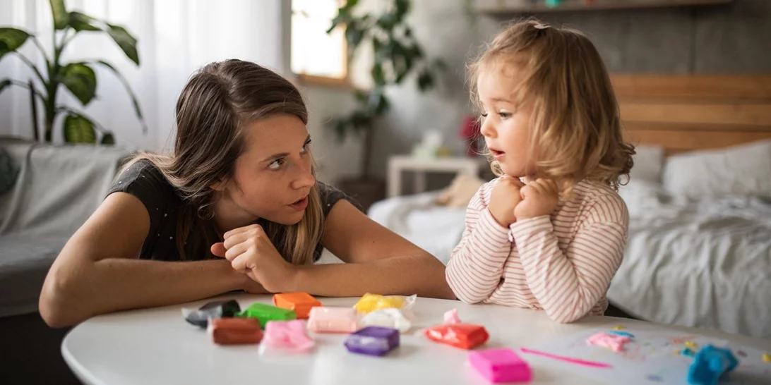 Οι 2 λέξεις που πρέπει να αποφεύγουμε όταν ζητάμε κάτι από τα παιδιά μας