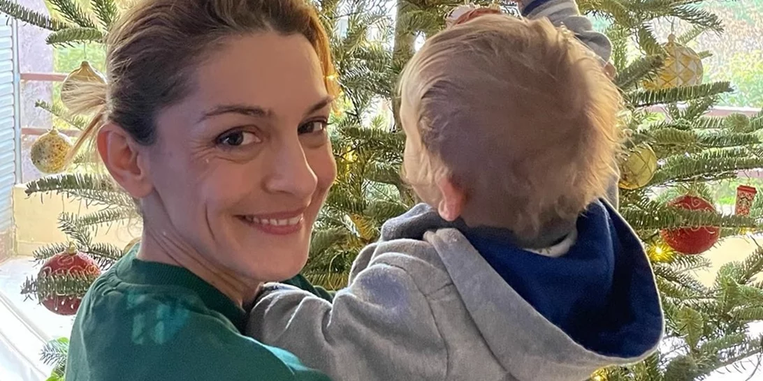 "Η ζωή με παιδί δεν είναι παίξε γέλασε" | Η Γιουλίκα Σκαφιδά στα χιόνια με τον 1,5 έτους γιο της, Άγγελο Γεράσιμο