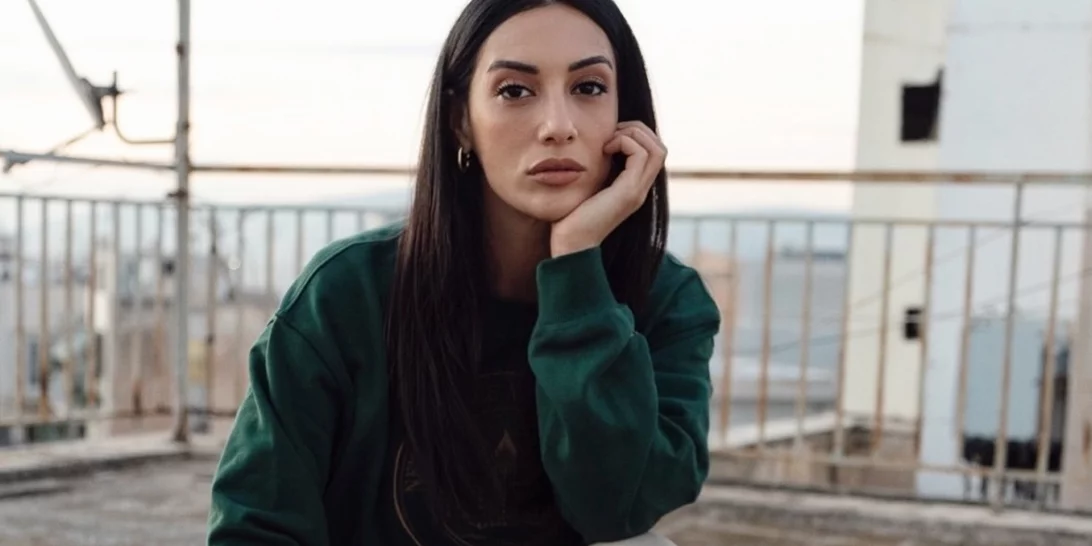 Σάπιο μήλο και μπορντό | Το σύνολο της Ευγενίας Σαμαρά από τη Zara είχε τον πιο chic χρωματικό συνδυασμό