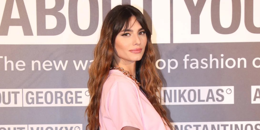 Η Ηλιάνα Παπαγεωργίου φόρεσε καλσόν με logos και σού δείχνει γιατί πρέπει να τα αποκτήσεις