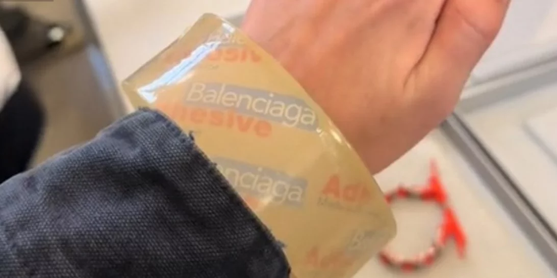 Αλήθεια τώρα; Balenciaga | Το βραχιόλι-μονωτική ταινία, του οίκου που στοιχίζει 3.300 ευρώ