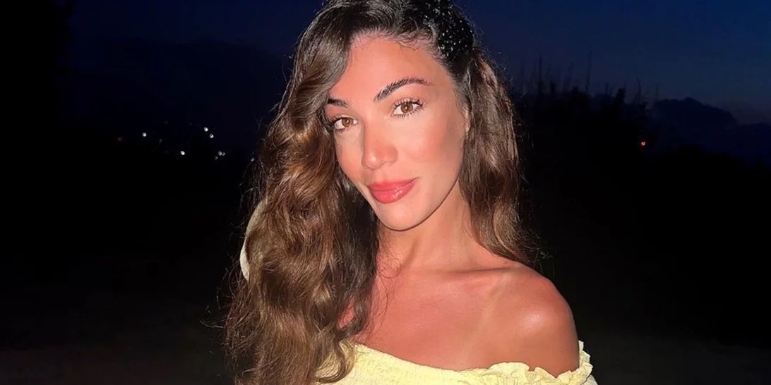 Ήβη Αδάμου | Κράτησε την τσάντα που ταιριάζει με κάθε φθινοπωρινό look (και δεν είναι μαύρη)