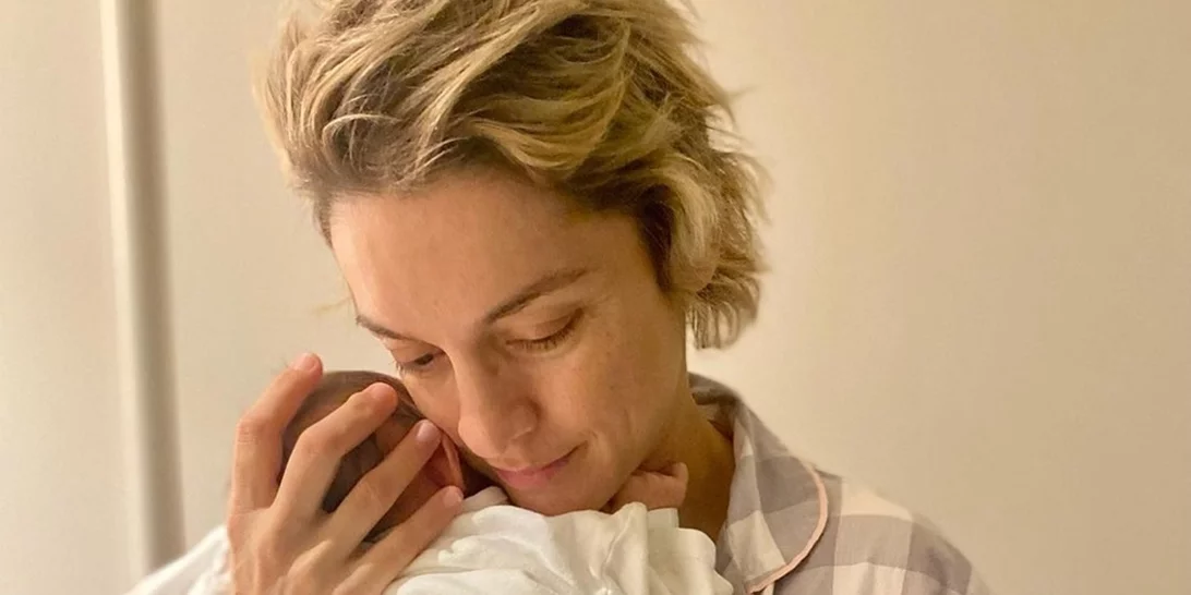 Η Γιούλικα Σκαφιδά στην πρώτη βόλτα με τον νεογέννητο γιο της