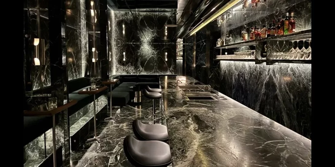 Στο ομορφότερο μπαρ της Αθήνας με τον Αλέξανδρο Χριστόπουλο