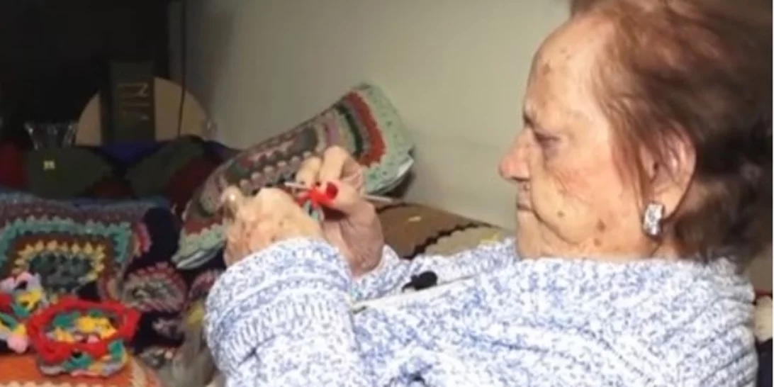 Μια 94χρονη γιαγιά πλέκει κασκόλ και τα δωρίζει σε όλα τα παιδιά του κόσμου