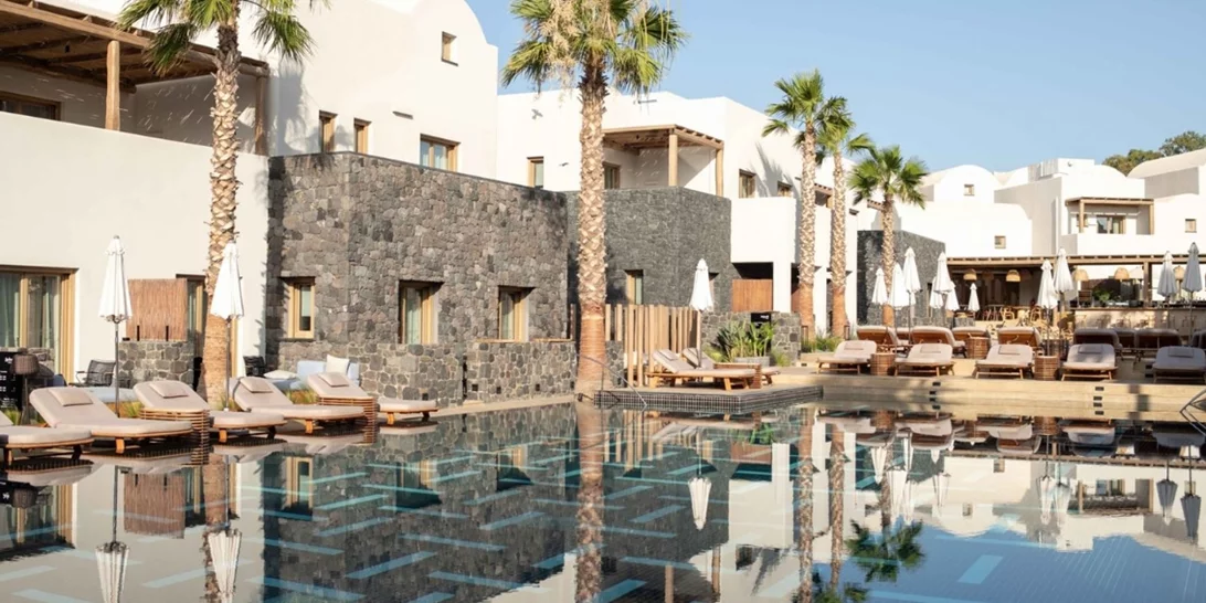 Radisson Blu Zaffron Resort | Το κυκλαδίτικης φιλοσοφίας resort που μας οδηγεί (και) φέτος στη Σαντορίνη