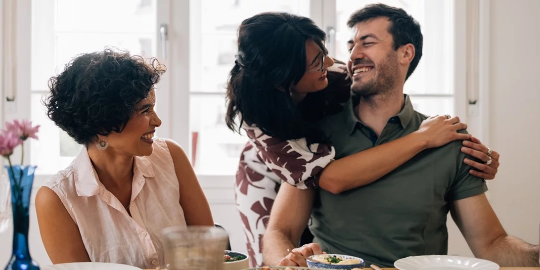 Sunday lunch with friends | Το Κυριακάτικο ritual που σκορπίζει μαγεία