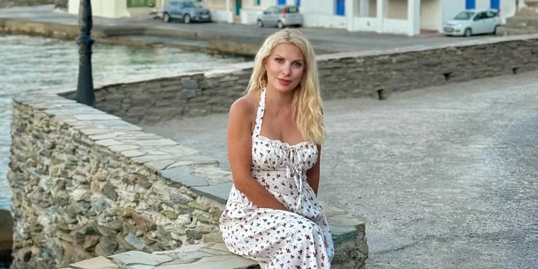 Η Ελένη Μενεγάκη με τις κομψές σαγιονάρες που σίγουρα φοράς και εσύ στην παραλία