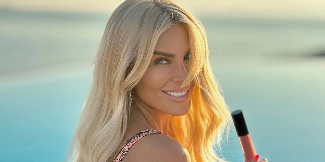 Κατερίνα Καινούργιου | Το νέο αγαπημένο της gloss χαρίζει τα πιο juicy χείλη χωρίς να κολλάει