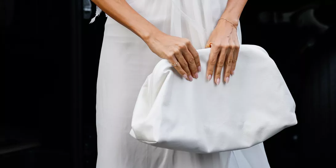 Pantone Cloud Dancer | 4 μανικιούρ που απογειώνουν το πιο "ακριβό" χρώμα του 2026