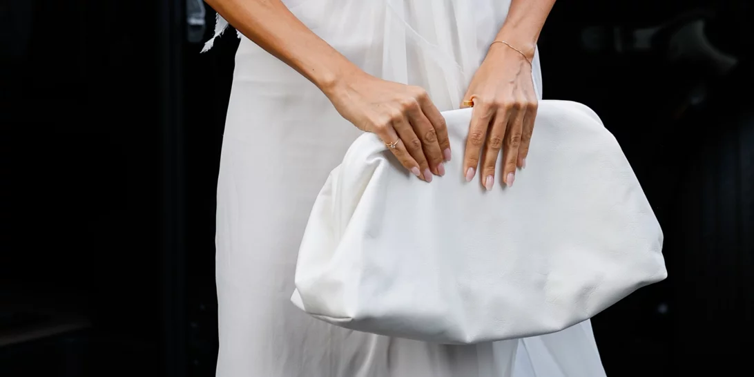 Pantone Cloud Dancer | 4 μανικιούρ που απογειώνουν το πιο "ακριβό" χρώμα του 2026