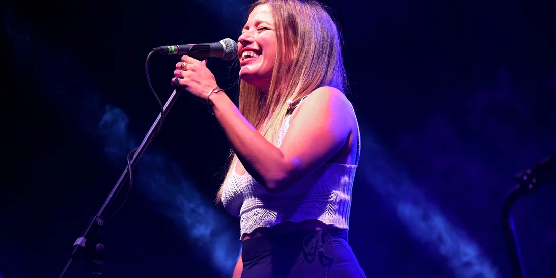 Butter Yellow | Η Ιουλία Καραπατάκη με το μανικιούρ-εμμονή όλων των it girls