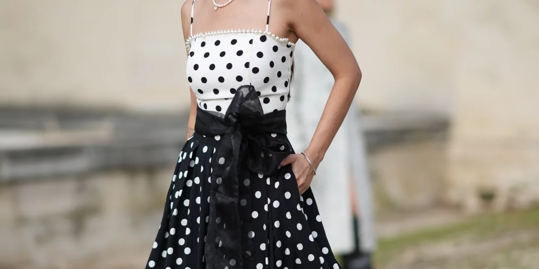 Strawberry glaze polka-dot nails | Το πιο cute μανικιούρ του Αυγούστου