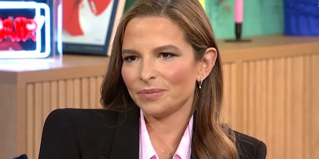 Εριέττα Κούρκουλου Λάτση | Η total black εμφάνισή της με βελούδινο φόρεμα στην παρουσίαση του βιβλίου της