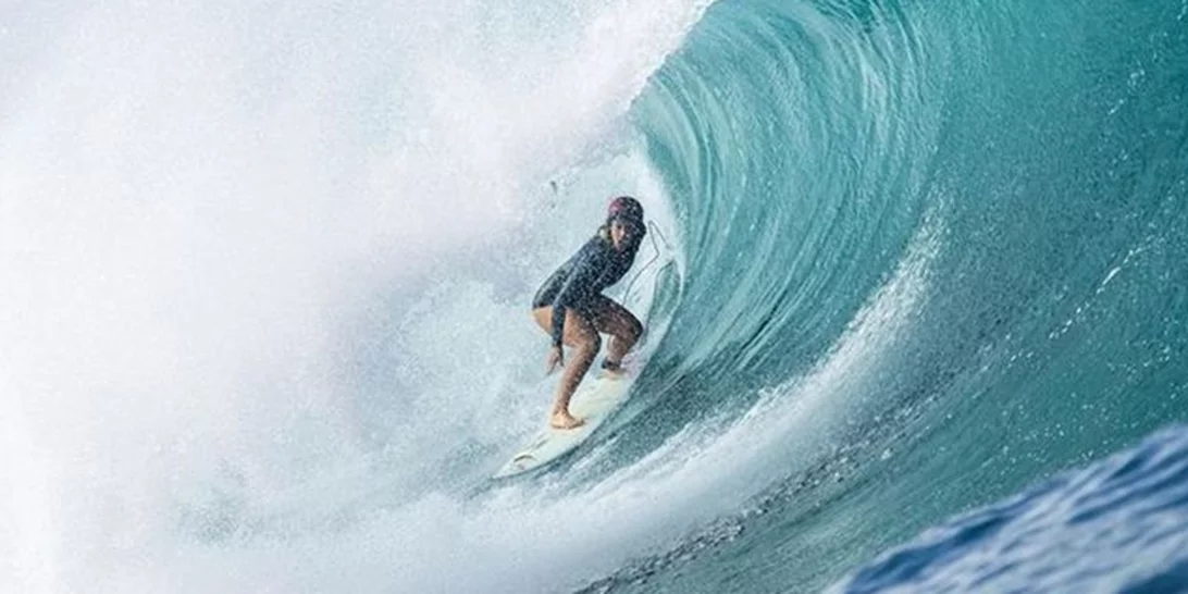 Η "ασυγκράτητη" Bethany | Σέρφερ με ένα χέρι