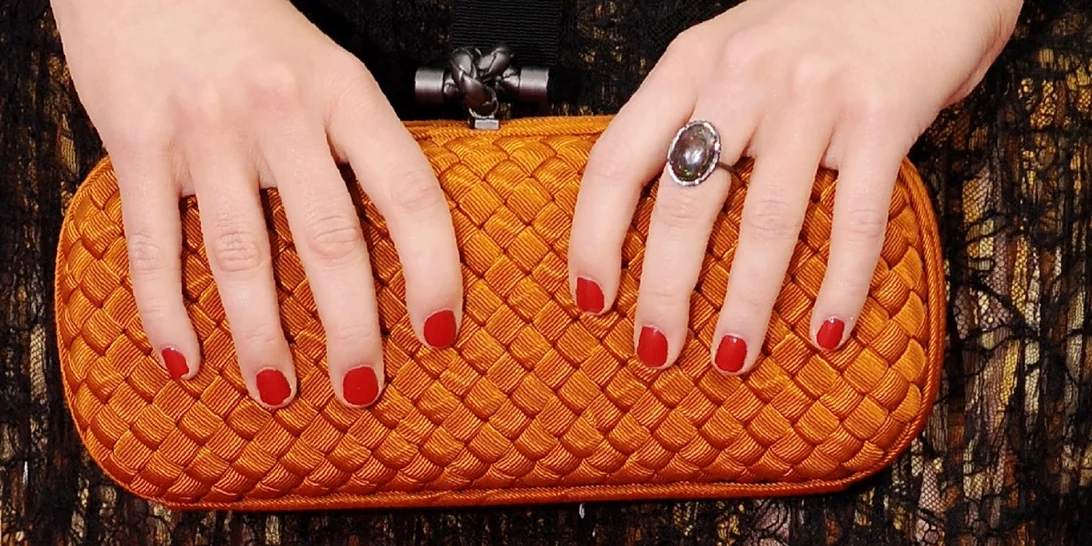 12 φρέσκοι τρόποι να δώσεις νέα πνοή στο κλασικό κόκκινο μανικιούρ φέτος στις γιορτές