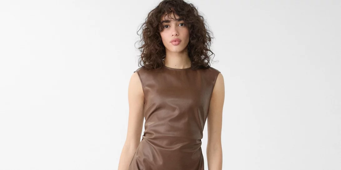 Αυτό το καφέ φόρεμα από τη Stradivarius με όψη δέρματος είναι το ιδανικό κομμάτι για τα office looks του 2025