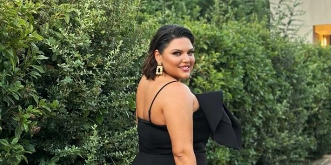 Δανάη Μπάρκα | Το φόρεμα που επέλεξε είναι το ιδανικότερο για τη μεταβατική περίοδο που διανύουμε