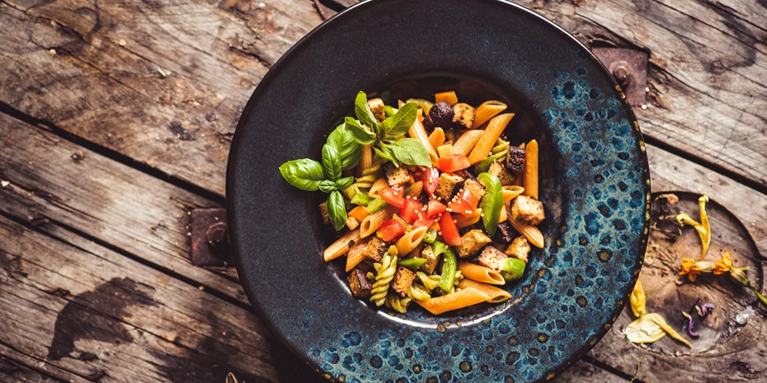 Τι να μαγειρέψω σήμερα; Η μακαρονοσαλάτα με ντοματίνια και πέστο του Γιάννη Λουκάκου που θα λατρέψεις