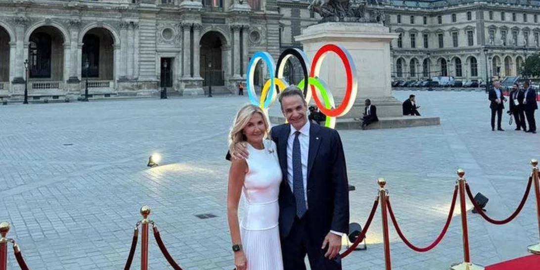 Κυριάκος και Μαρέβα Μητσοτάκη στην έναρξη των Ολυμπιακών Αγώνων | Η χαμογελαστή selfie με φόντο τον Πύργο του Άιφελ