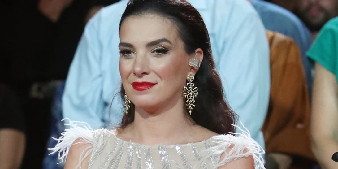 Στο Ηρώδειο η Φωτεινή Δάρρα | Ποζάρει στα λευκά αγκαλιά με την πανέμορφη κόρη της