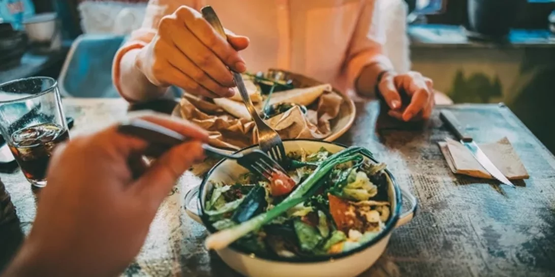 Το νέο trend αλλάζει την ώρα που παίρνεις το δείπνο σου