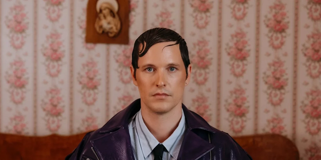 "ΤΙ ΝΑ ΝΑΙ ΑΥΤΟ" | Ο Leon of Athens μεταμορφώνεται σε Ken και παρουσιάζει έναν ύμνο στον έρωτα και στην ελευθερία