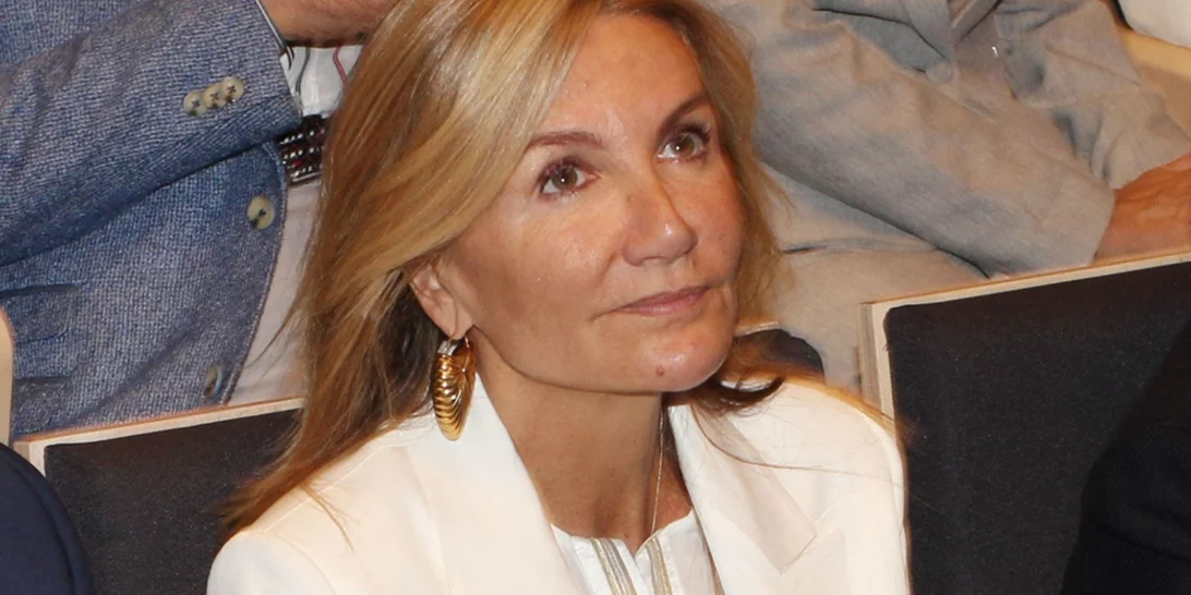 Μαρέβα Μητσοτάκη | Η εμφάνιση με διαχρονικό κοστούμι και η λεπτομέρεια στο πέτο που έκανε τη διαφορά