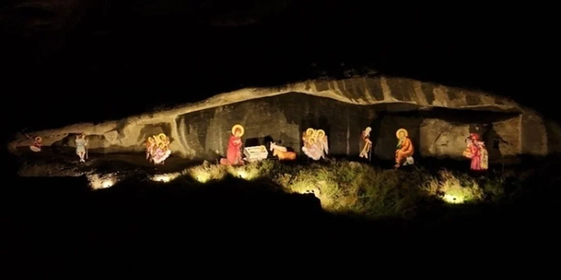 Η Φάτνη στα Μετέωρα - Το μαγευτικό χριστουγεννιάτικο σύμβολο που φωτίζει την Καλαμπάκα