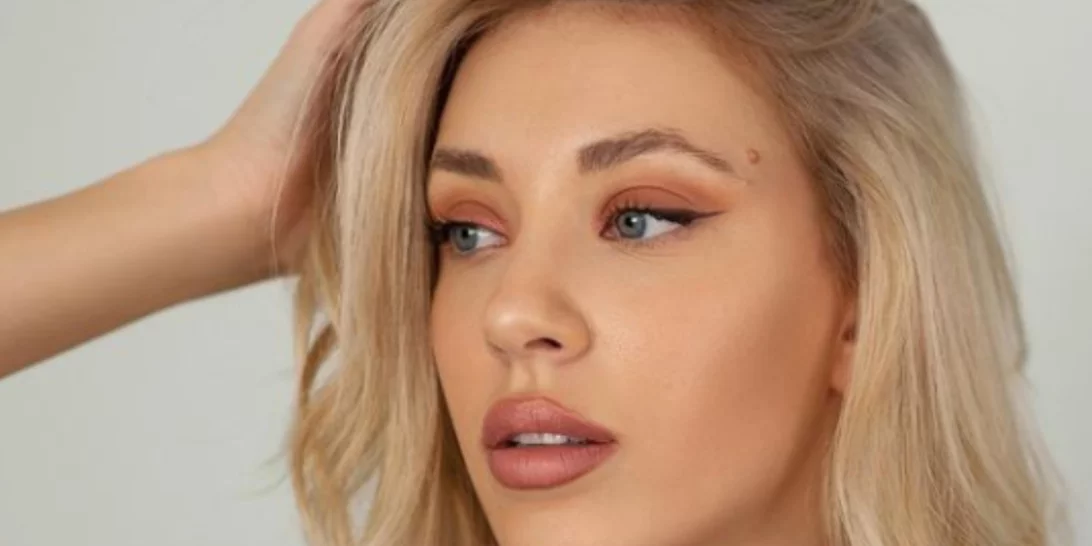 Γαρυφαλλιά Καληφώνη | Με πιο κοντά και σκούρα μαλλιά από ποτέ