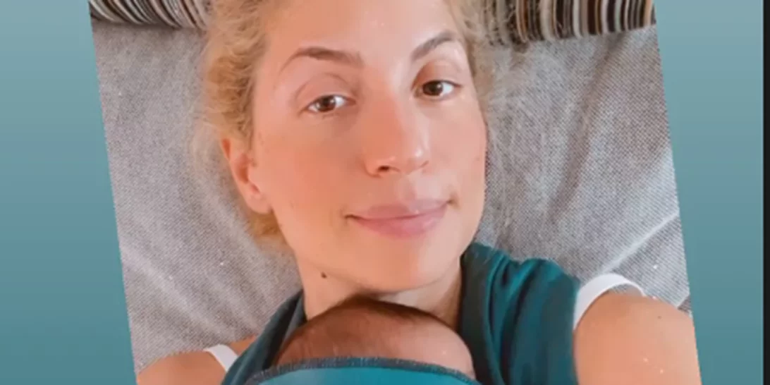 Μαρία Ηλιάκη | Κοιμίζει στην αγκαλιά της τη νεογέννητη κόρη της