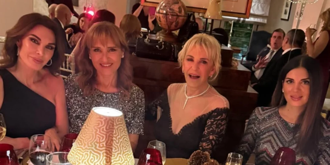 Η Μάρα Ζαχαρέα, η Τατιάνα Στεφανίδου και η Σταματίνα Τσιμτσιλή σε χριστουγεννιάτικο δείπνο | Πώς φόρεσαν τις παγιέτες