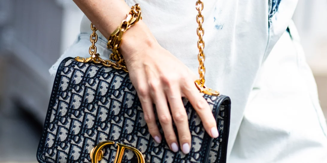 Ψάξαμε και βρήκαμε τα αξεσουάρ που δεν λείπουν από το καλοκαιρινό στιλ των celebrities αλλά και των fashion insiders