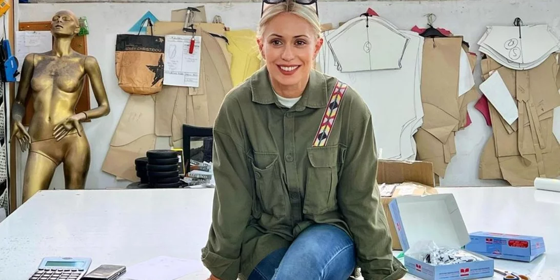 Η Μαρία Μπακοδήμου φόρεσε το denim παντελόνι που προτιμούν αυτή τη σεζόν οι fashionistas