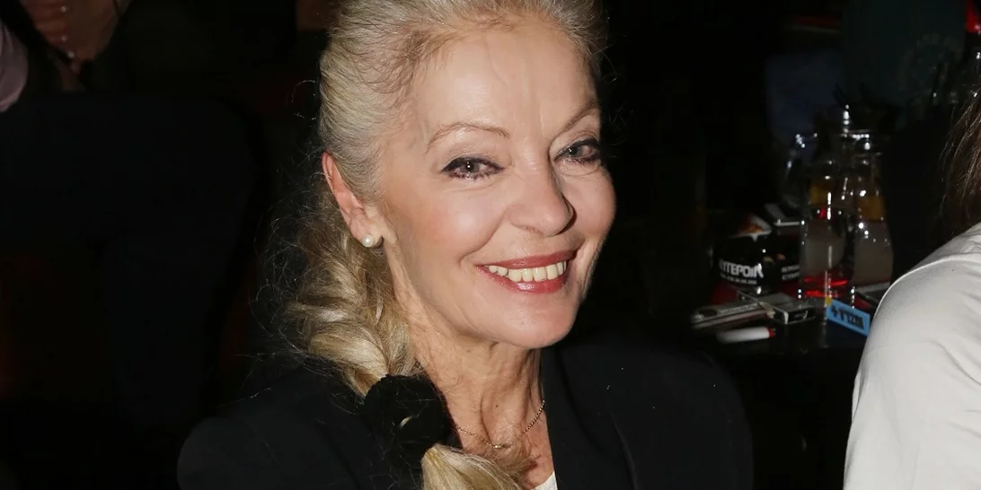 Grey & Gorgeous | Η Μαρία Αλιφέρη άφησε τα μαλλιά της γκρίζα κι είναι πιο όμορφη από ποτέ