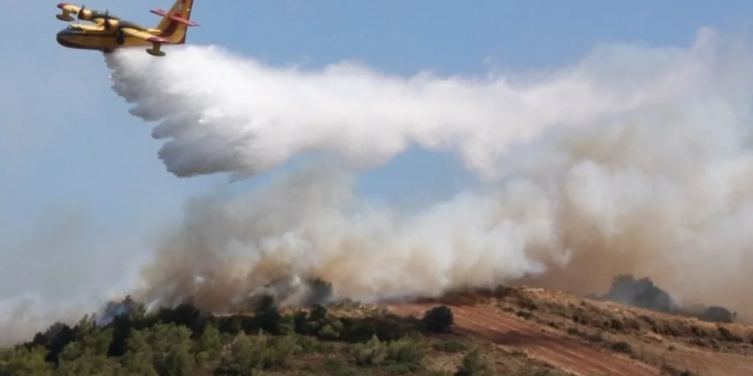 Σε ύφεση οι πυρκαγιές σε ΝΑ Αττική και Χελιδόνι Ηλείας - Διάσπαρτες εστίες αντιμετωπίζει η πυροσβεστική
