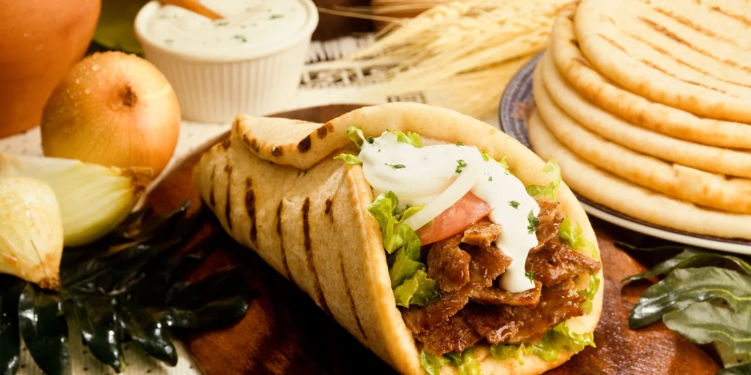 Σουβλάκι vs. πίτσα | Ποιο street food είναι πιο υγιεινό;