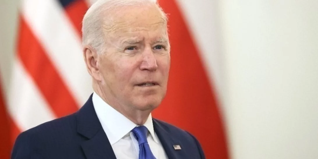 Ο Βiden, με μια νέα διαφημιστική εκστρατεία αξίας 50 εκατ. δολ., βάζει στο στόχαστρο την καταδίκη του Τrump