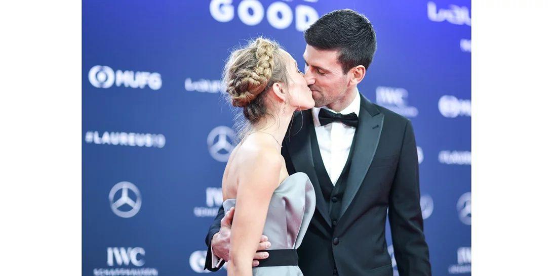 Στην καραντίνα γιόρτασε τα Χριστούγεννα ο Djokovic- Παπάς λειτούργησε έξω από το ξενοδοχείο μαζί με Σέρβους οπαδούς του Νόλε