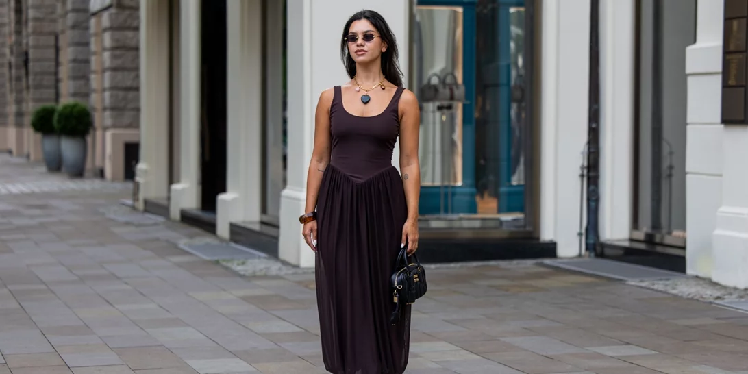 Αυτό είναι "το τέλειο καφέ φόρεμα" από τη Zara που έχει γίνει ανάρπαστο στο Tiktok