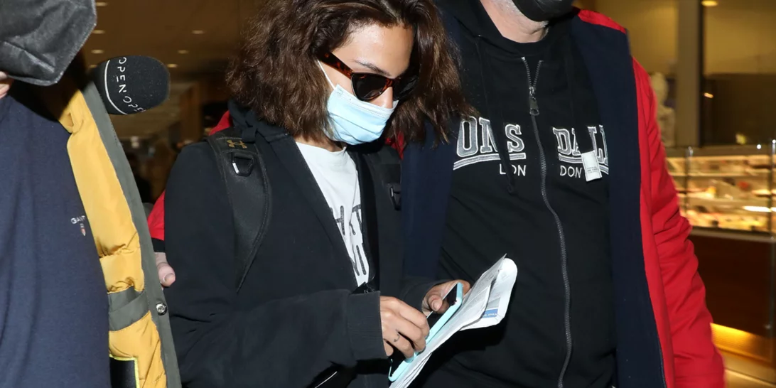 Survivor | Η Παρασκευή Σταματοπούλου επέστρεψε στην Ελλάδα - Η γκάφα της παραγωγής στο αεροδρόμιο (βίντεο)