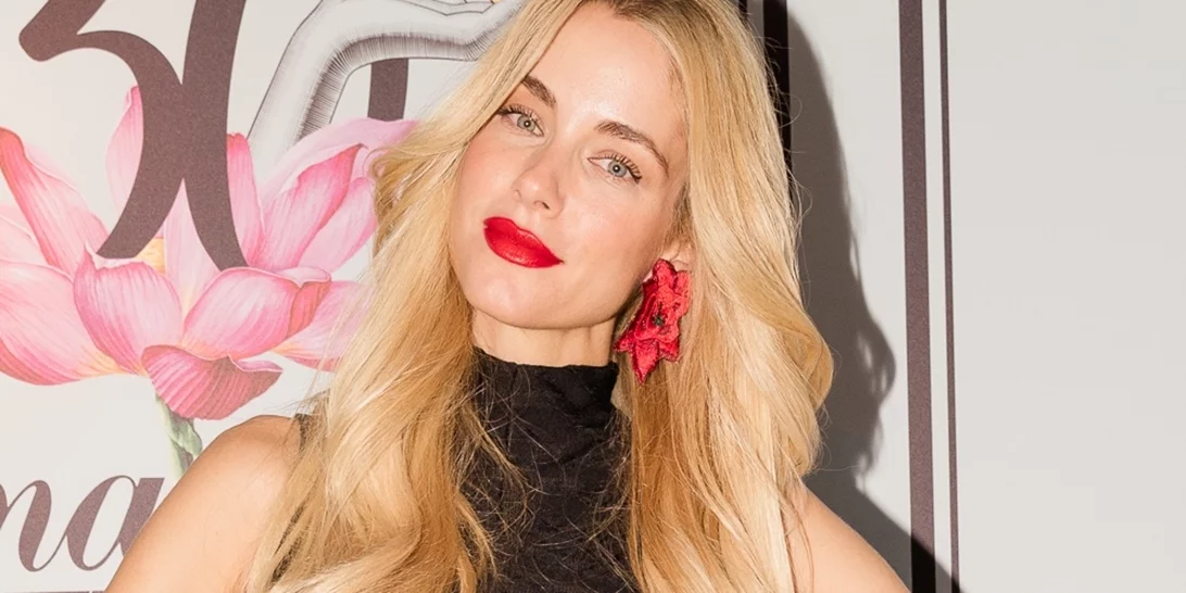 Strapless φόρεμα το φθινόπωρο; Η Δούκισσα Νομικού μας έδειξε τον τρόπο