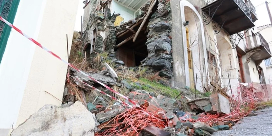 Ανησυχία για τη Λέσβο | "Μπορεί να γίνει σεισμός 5 Ρίχτερ σε άλλο χωριό - Πλέον το ρήγμα είναι 8 χλμ", λέει ο Παπαζάχος